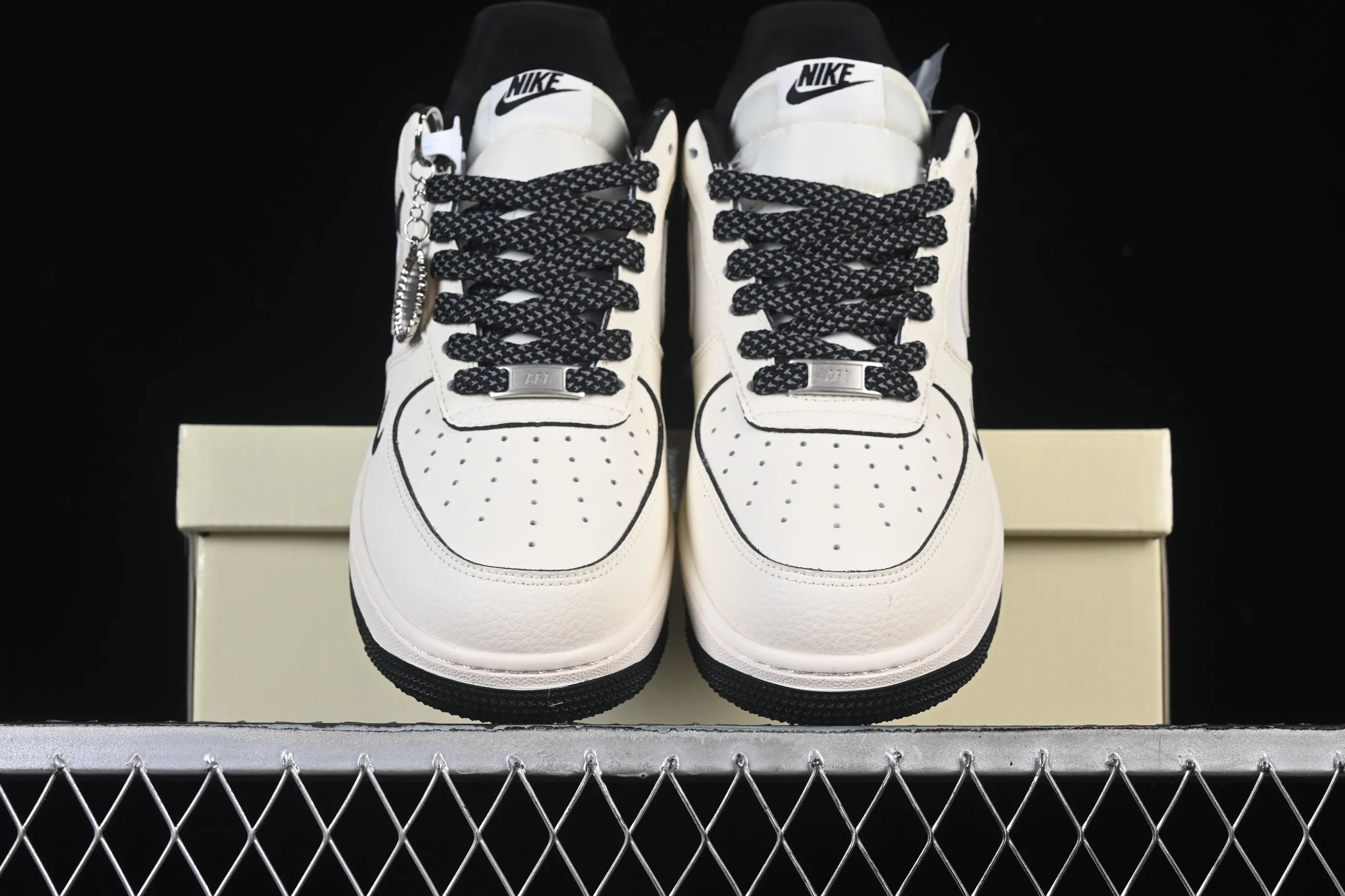 All categories Nk Air Force 1 Air Force series Nk Air Force 1 Low Air Force low top Nike Air Force 1'07 Low Supreme co-branded beige and black edge Air Force 1 low top casual sneakers XX3168-220